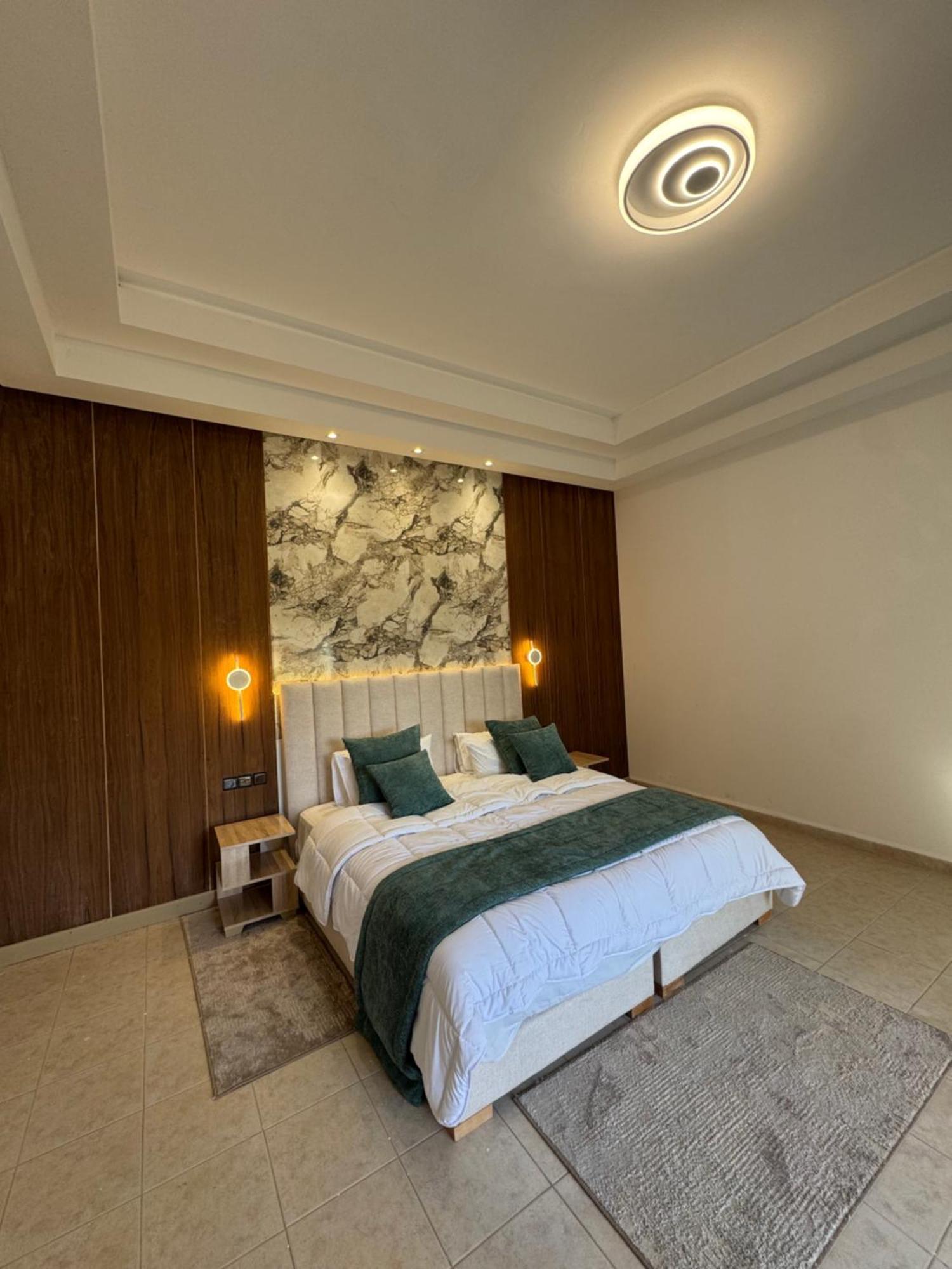 Anouar Villa